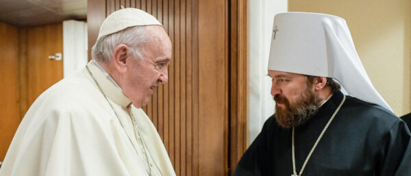 Papst Franziskus bei einem Treffen mit Hilarion Alfejew im Dezember 2021. | KNA