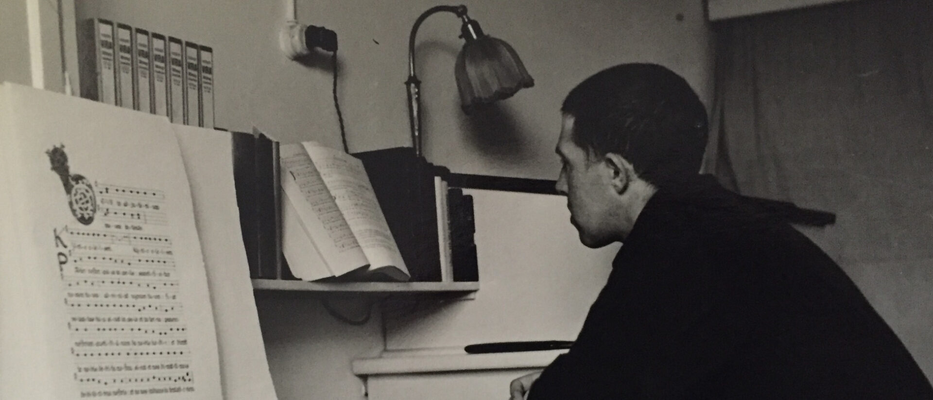 Pater Roman Bannwart beim Studium.