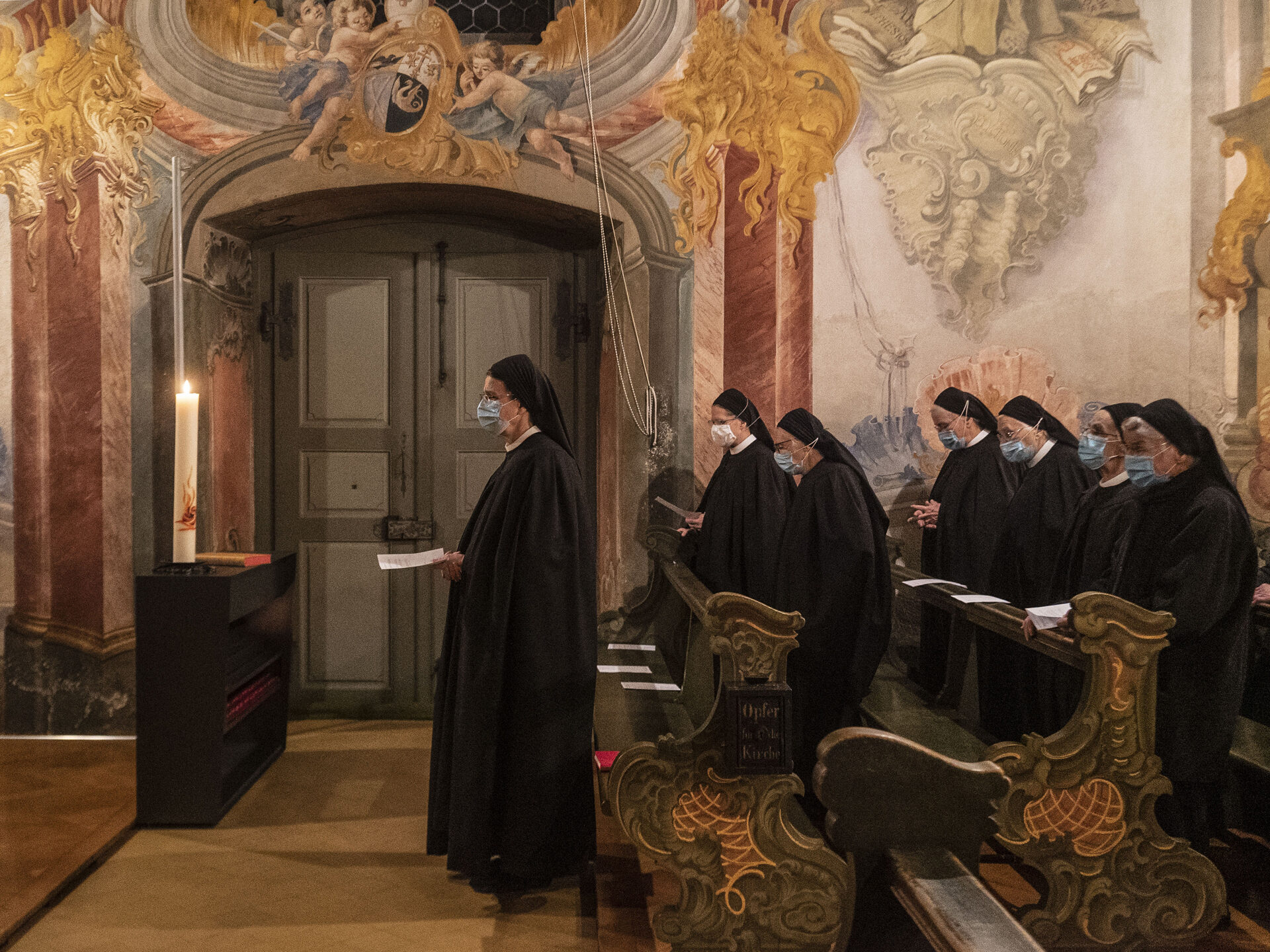 Priorin Irene Gassmann spricht während des Lichtritus den Vers: "Im Namen unseres Herrn Jesus Christus, Licht und Frieden."