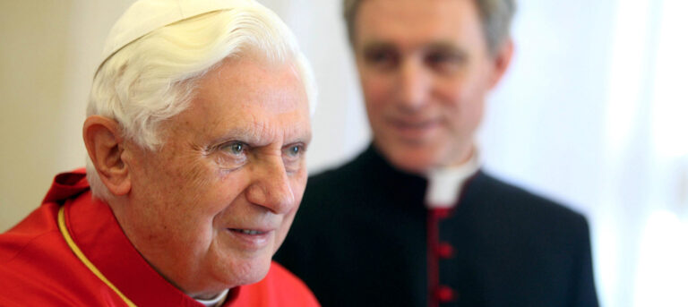 Benedikt XVI. und Georg Gänswein | KNA