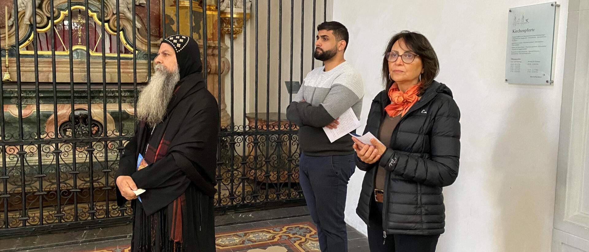 Unter den Mitwirkenden: eine Vertreterin und zwei Vertreter der Kopten. Links im Bild: Der koptische Pater Isodoros, er lebt im Kloster Einsiedeln.