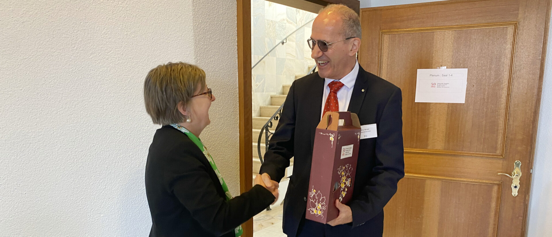 RKZ-Präsidentin Renata Asal-Steger gratuliert Urs Brosi.