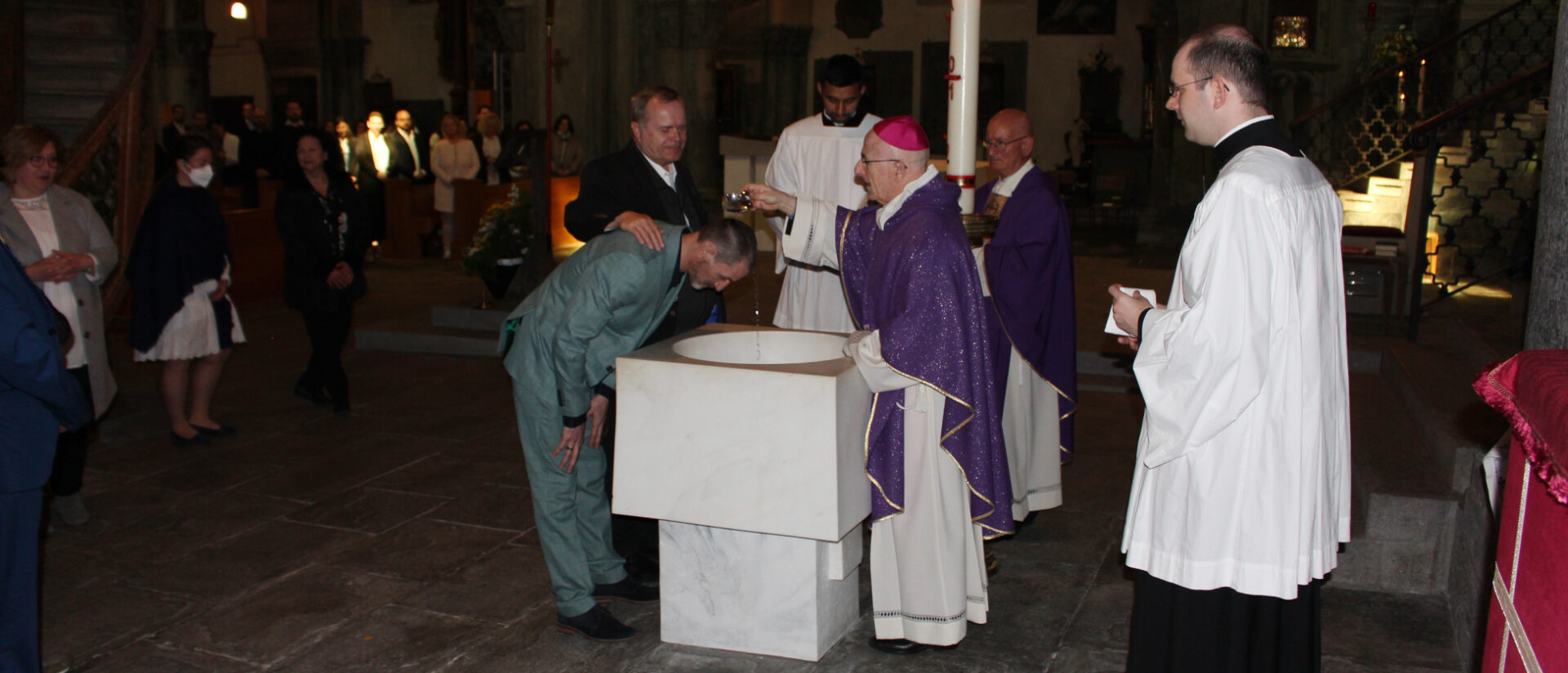 Taufe von Astrit Emmanuel Eminaj mit Taufpate Domherr Peter Camenzind.