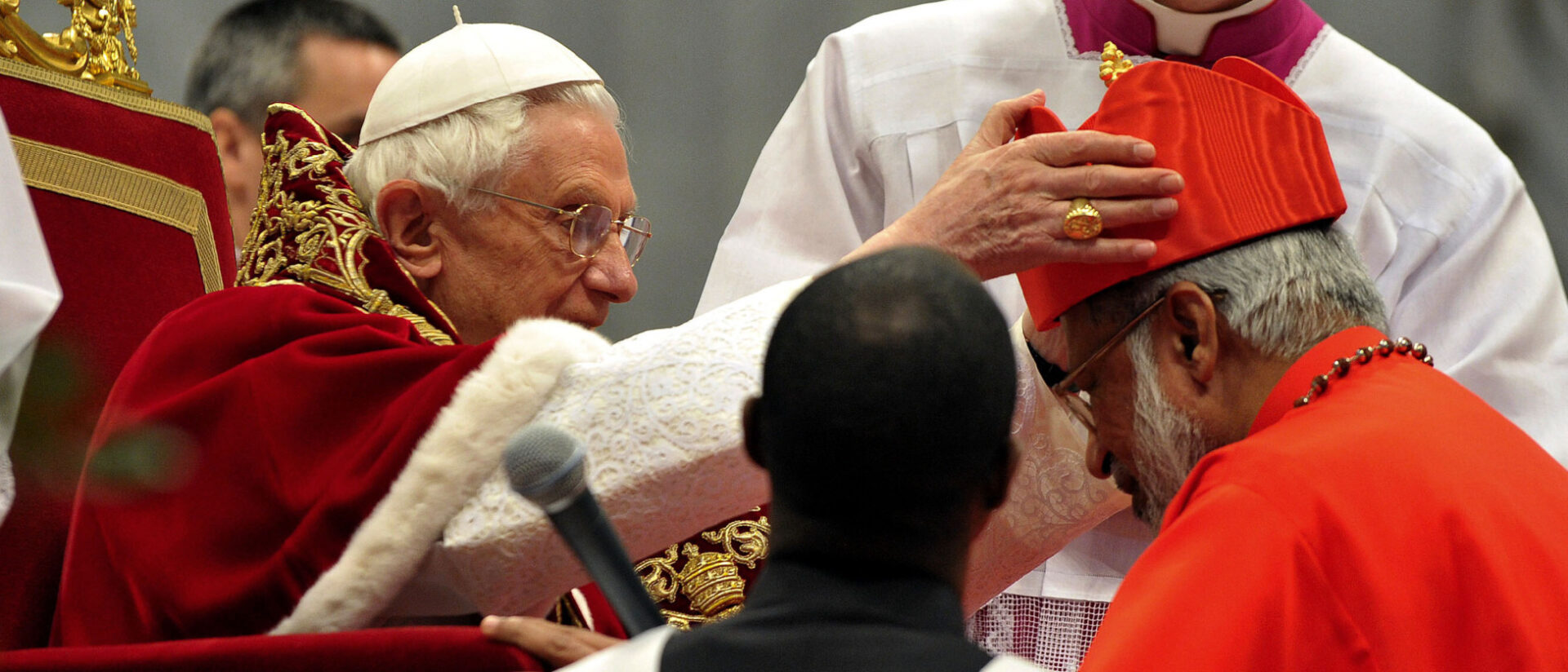 Papst Benedikt XVI. hat George Alencherry (r.) 2012 in den Kardinalstand erhoben.
