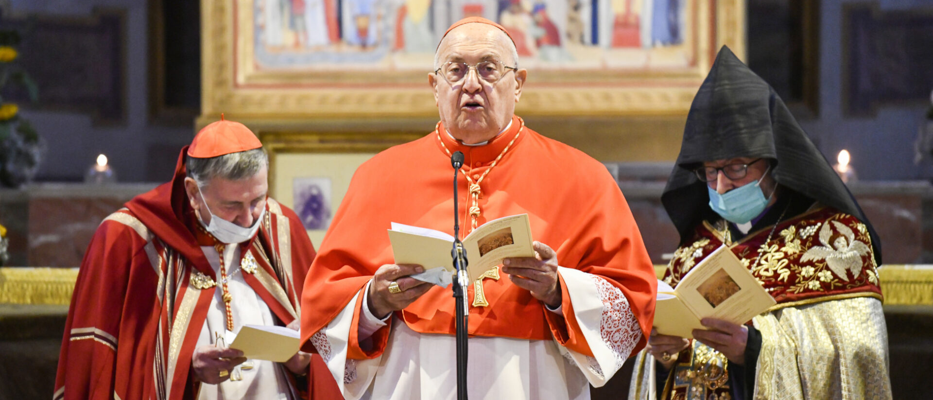 Kardinal Leonardo Sandri im April 2021 im Vatikan: links mit Ökumene-Minister Kurt Koch, rechts mit Khajag Barsamian von der Armenischen Apostolischen Kirche in Rom.