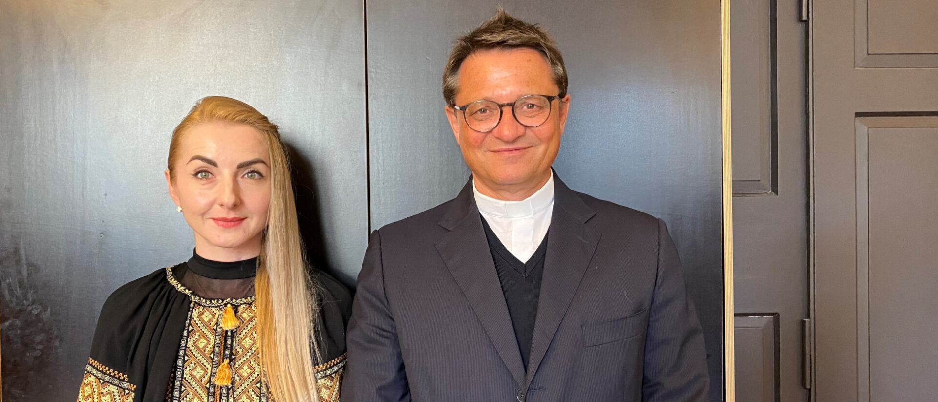 Lyudmyla Zuber engagiert sich in Bern in der Ukraine-Hilfe – hier mit Bischof Felix Gmür im März 2022.