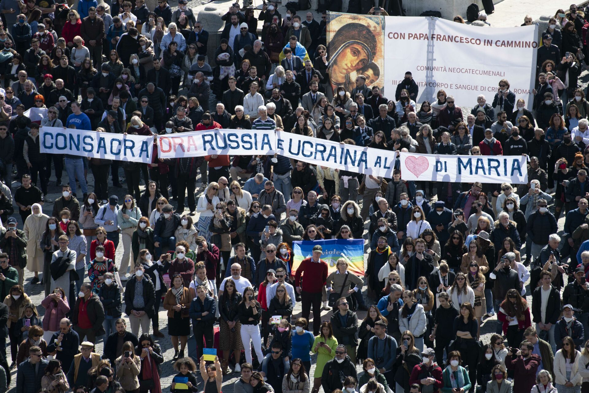 Teilnehmende am Mittagsgebet von Papst Franziskus, 13. März 2022.