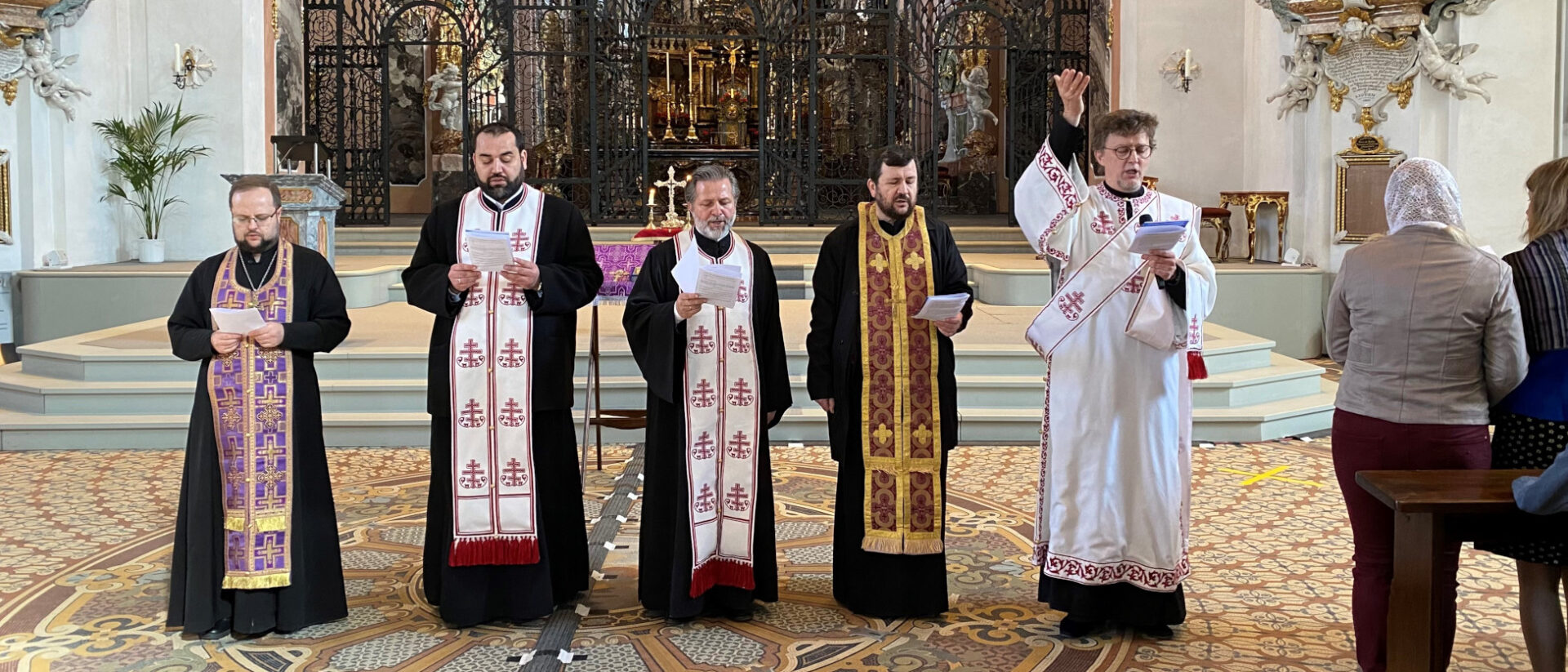 Der russisch-orthodoxe Diakon Daniel Schärer stimmt ein Lied an.