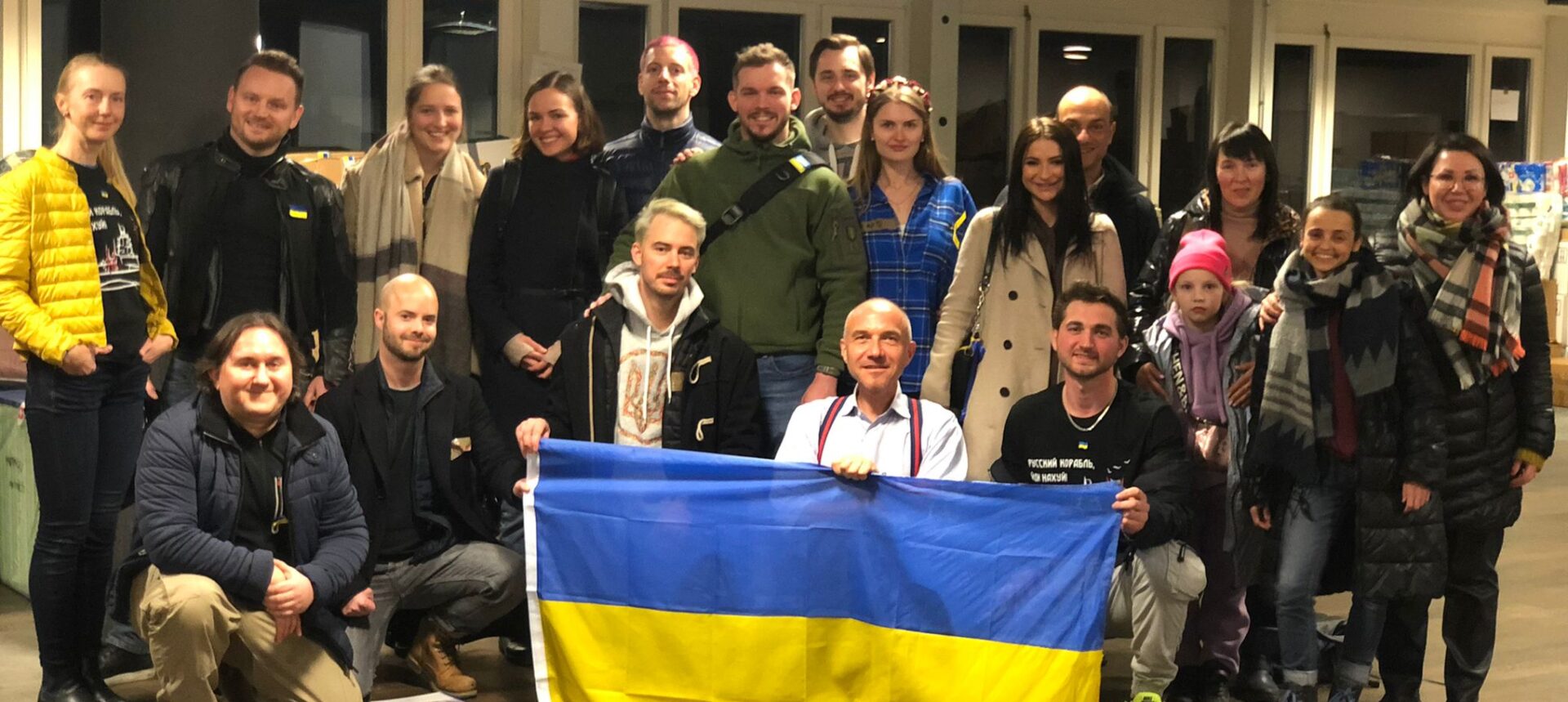 Sarah Paciarelli (ganz rechts) mit Helferinnen und Helfern von "Zurich helps Ukraine".