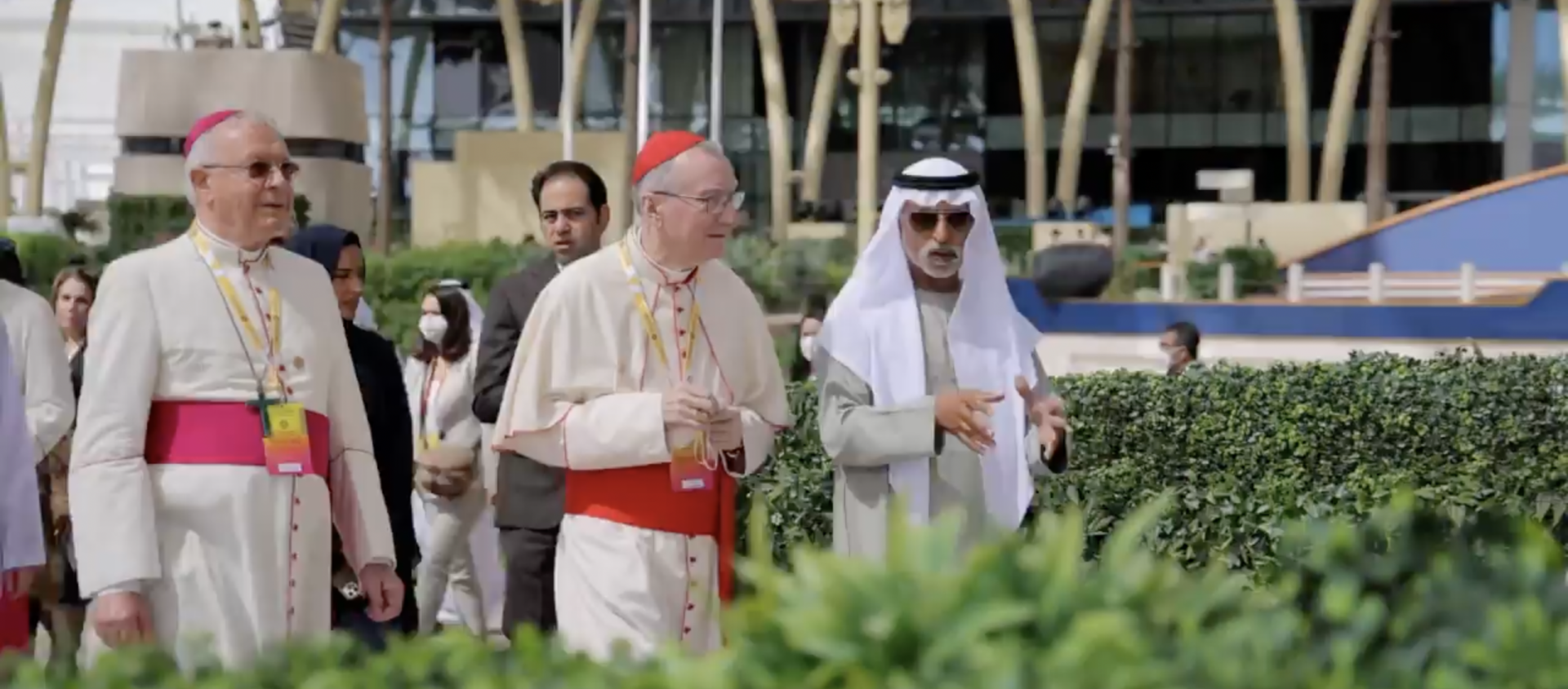 Bischof Paul Hinder, Kardinal Pietro Parolin und Sheikh Nahayan Mabarak Al Nahayan auf dem Expo-Gelände in Dubai.