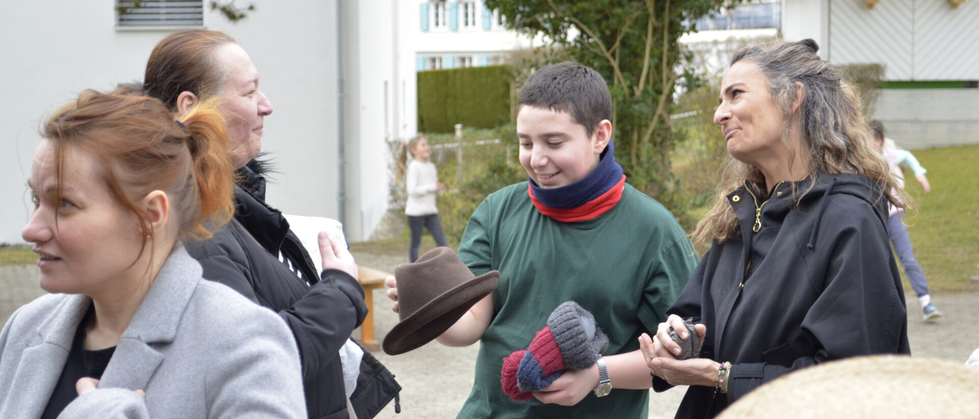 Ein Herrenhut für den Jungen: Mutter und "Verkäuferin" lachen.