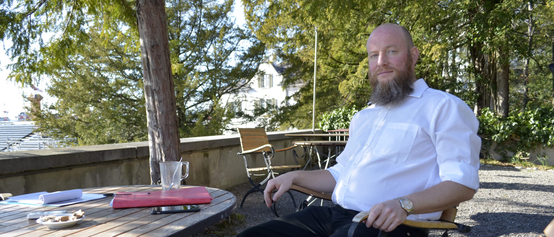 Mathias Werfeli im Garten beim Jesuiten-Sitz und Aki in Zürich