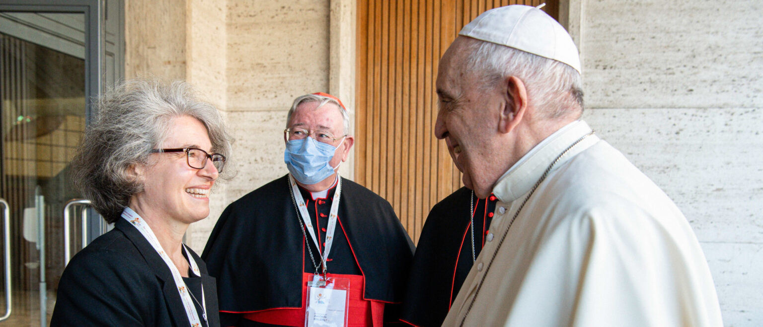 Nathalie Becquart und Papst Franziskus | KNA