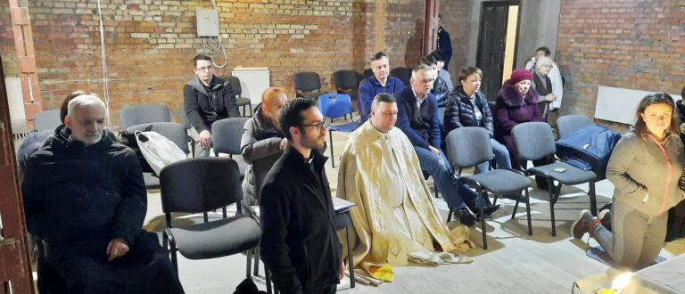 Menschen beten im Schutzraum einer Pfarrei von Kiew. | © zVg/Kirche in Not