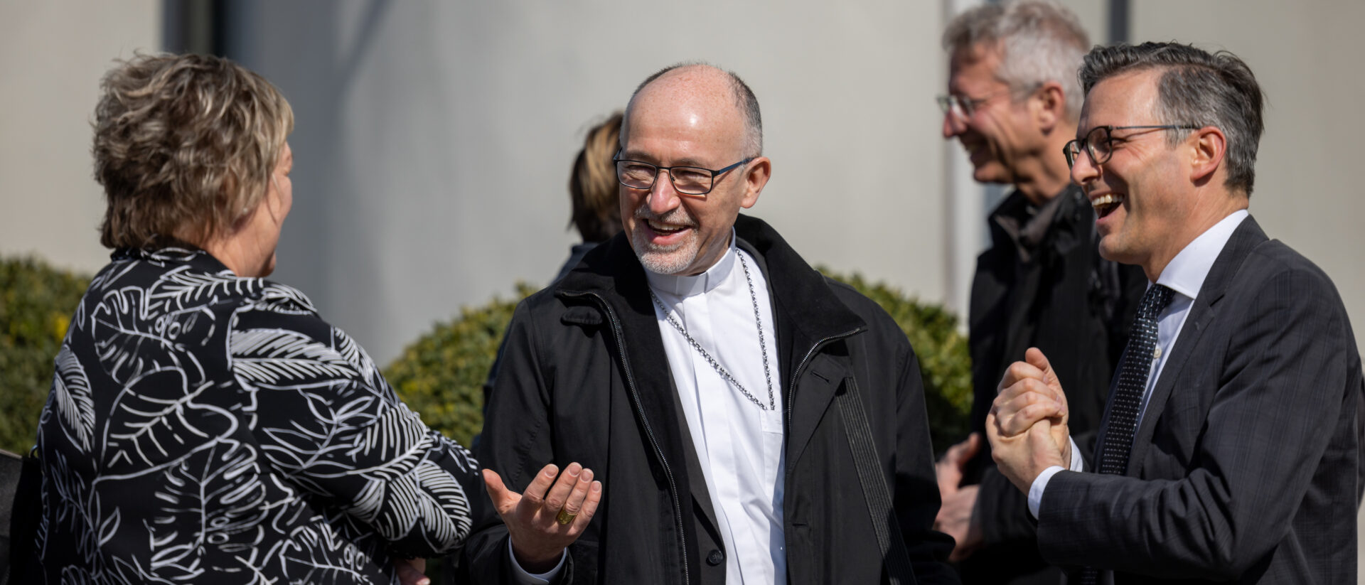 Nuntius Martin Krebs scherzt mit Monika Rebhan Blättler (links) und Thomas Franck in Näfels.