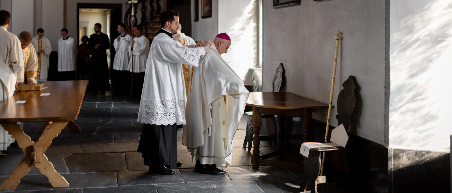 Kleider machen Leute: Zeremoniar Sebastián Frías und Bischof Joseph Bonnemain.