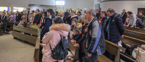 Ukrainische Flüchtlinge in Kirche Teufen | Timo Züst, «Tüüfner Poscht»