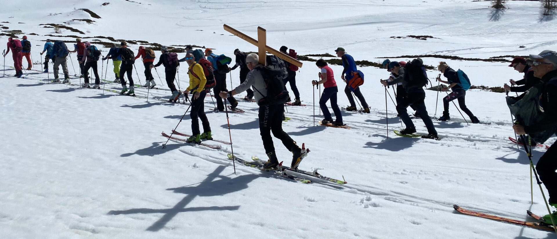 Kreuzträger auf Tourenski: Der Karfreitag auf dem Simplon-Pass.