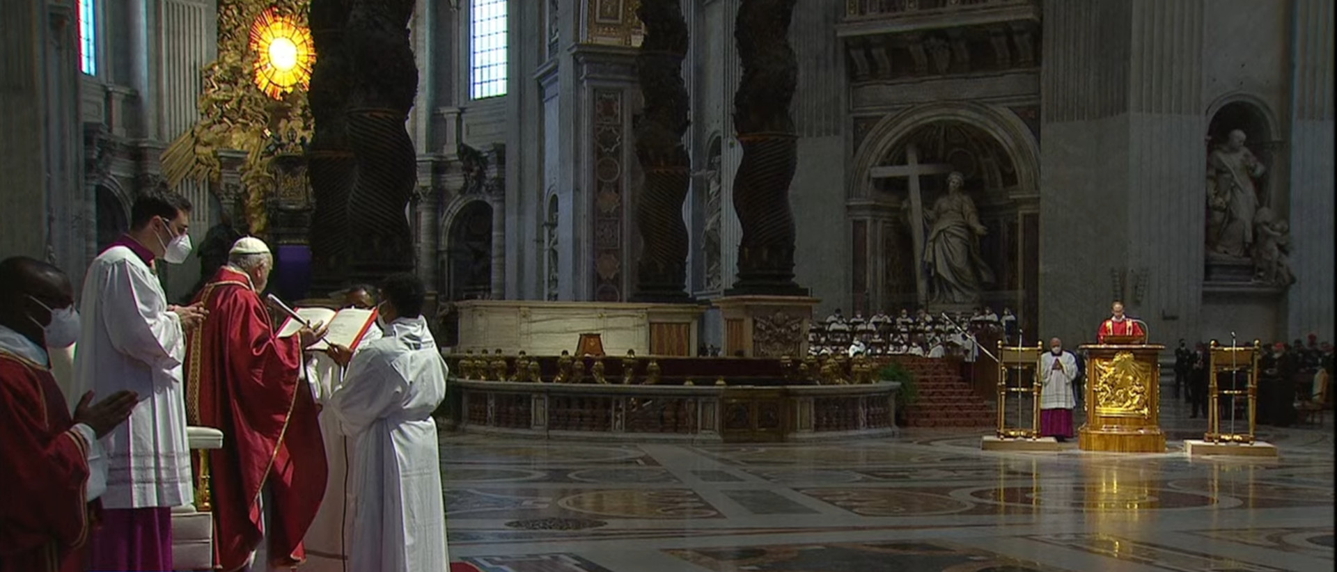 Papst Franziskus feiert die Liturgie vom Leiden und Sterben Jesu Christi im Petersdom.