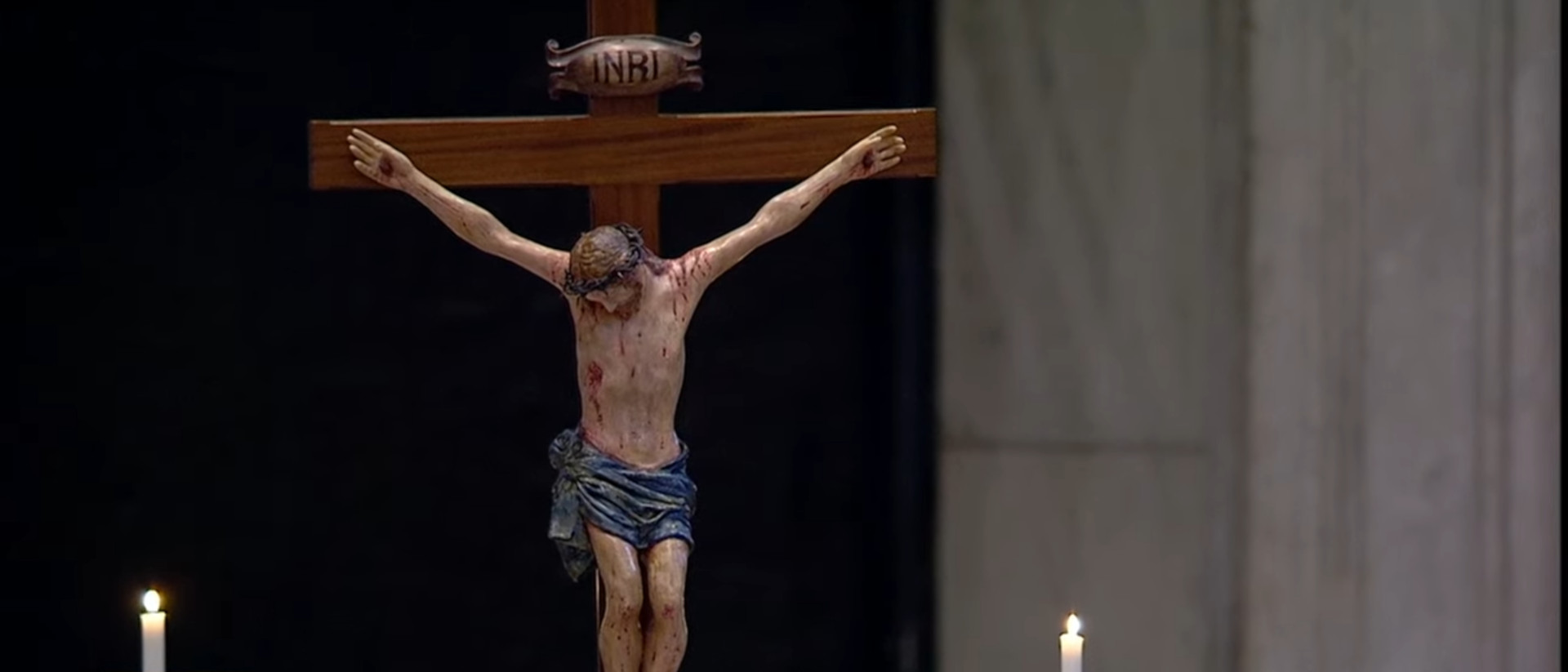 Kreuz mit dem leidenden Jesus.