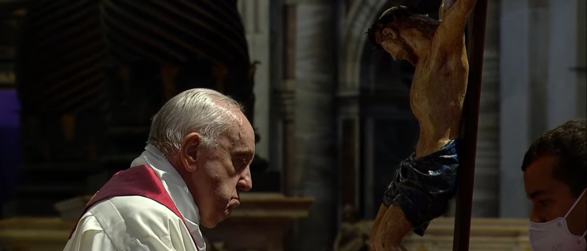 Papst Franziskus küsst das Kreuz.