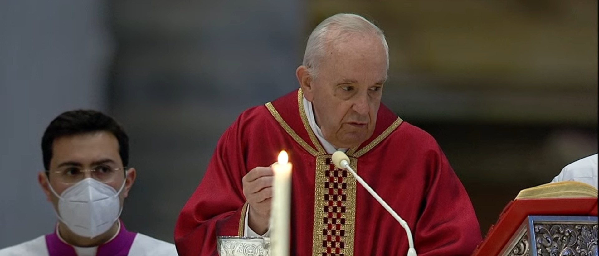 Papst Franziskus feiert die Karfreitagsliturgie.