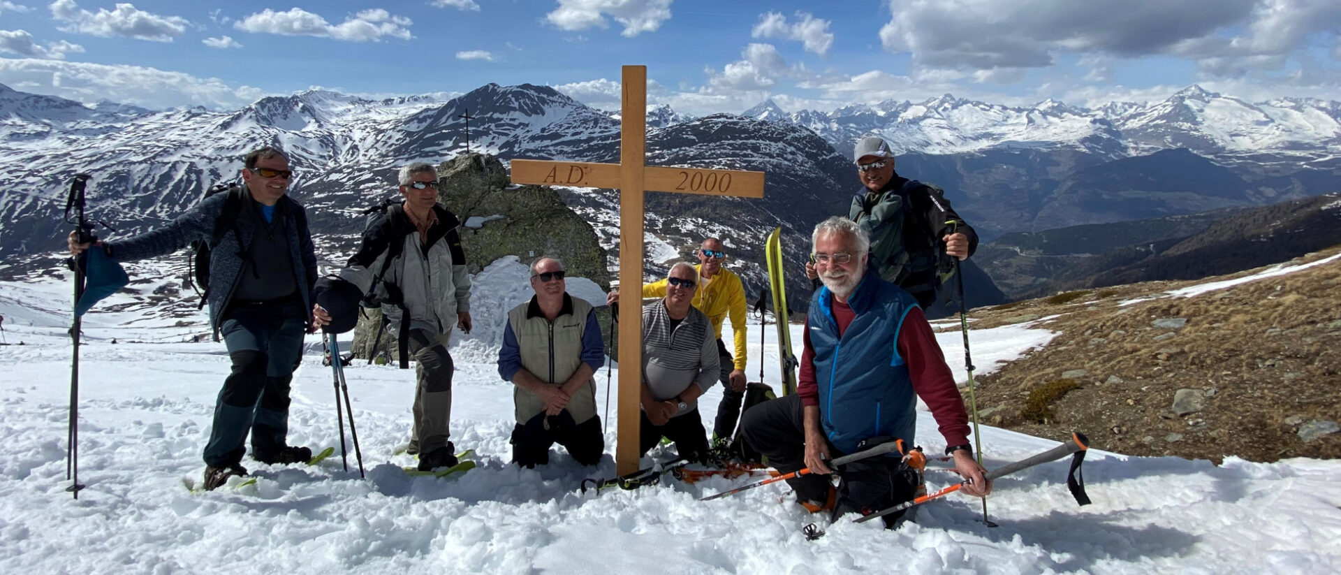 Das "A.D. 2000" verweist auf das Jubeljahr 2000. Bischof Jean-Marie Lovey (zweiter von links) mit den Kreuzträgern.