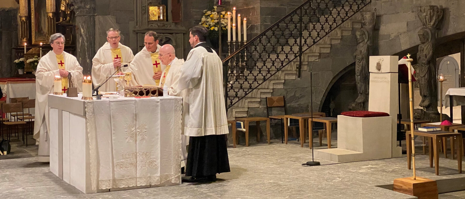 Von links die Priester Jochen Folz, Albert Fischer, Regens Martin Rohrer, Bischof Joseph Bonnemain und Sebastián Frías.