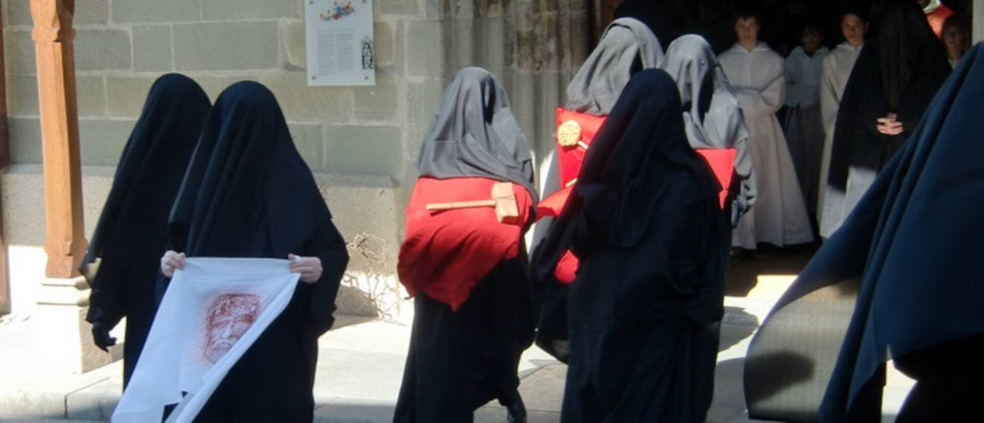 Die "Pleureuses" ziehen am Karfreitag aus der Kirche (Archivbild).