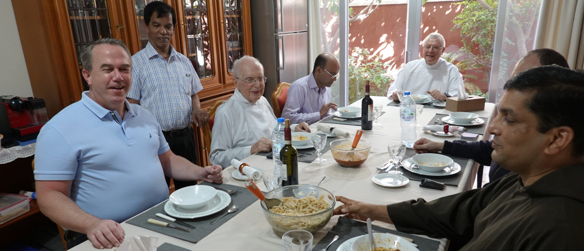 Mittagessen in Abu Dhabi: Links der jetzige Zürcher Synodalrat Martin Stewen, Gandolf Wild, rechts hinten Bischof Paul Hinder.