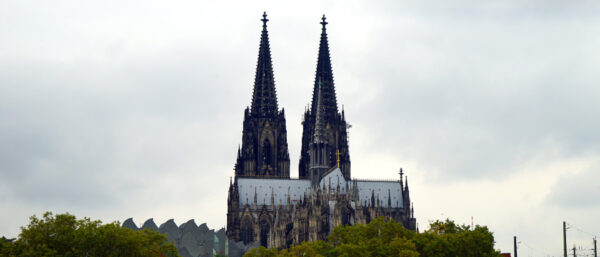 Im Kölner Dom werden Notre Dame-Kirchenfenster restauriert. | Georges Scherrer