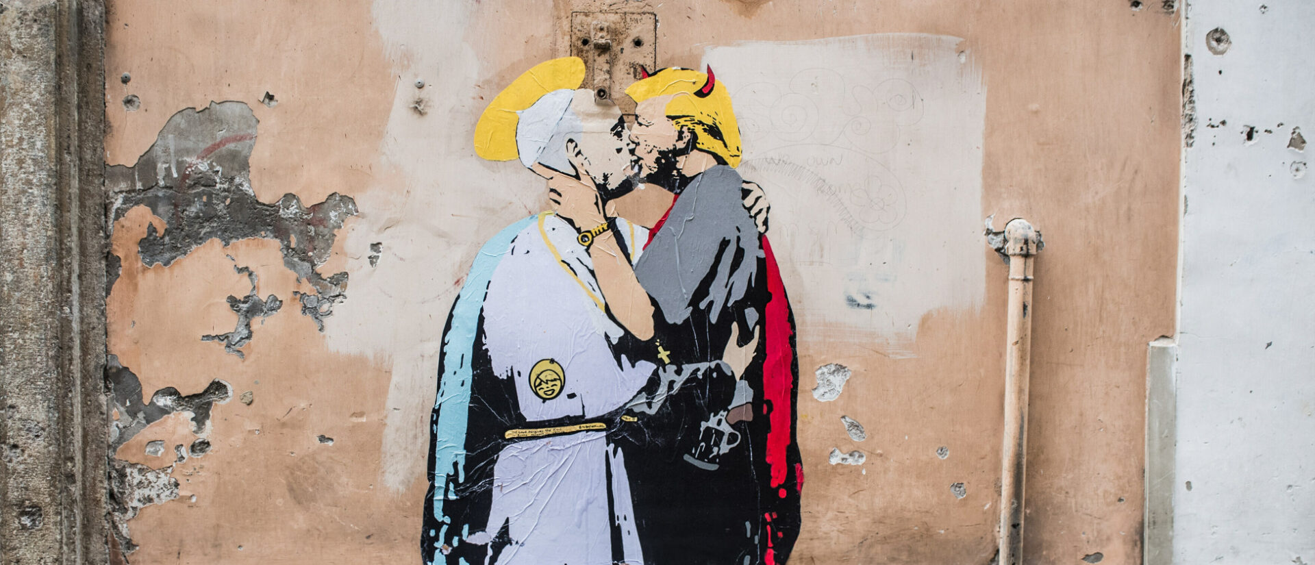 Papst Franziskus als Heiliger und den Ex-US-Präsident Donald Trump als Teufel – Graffito von 2017 in Rom