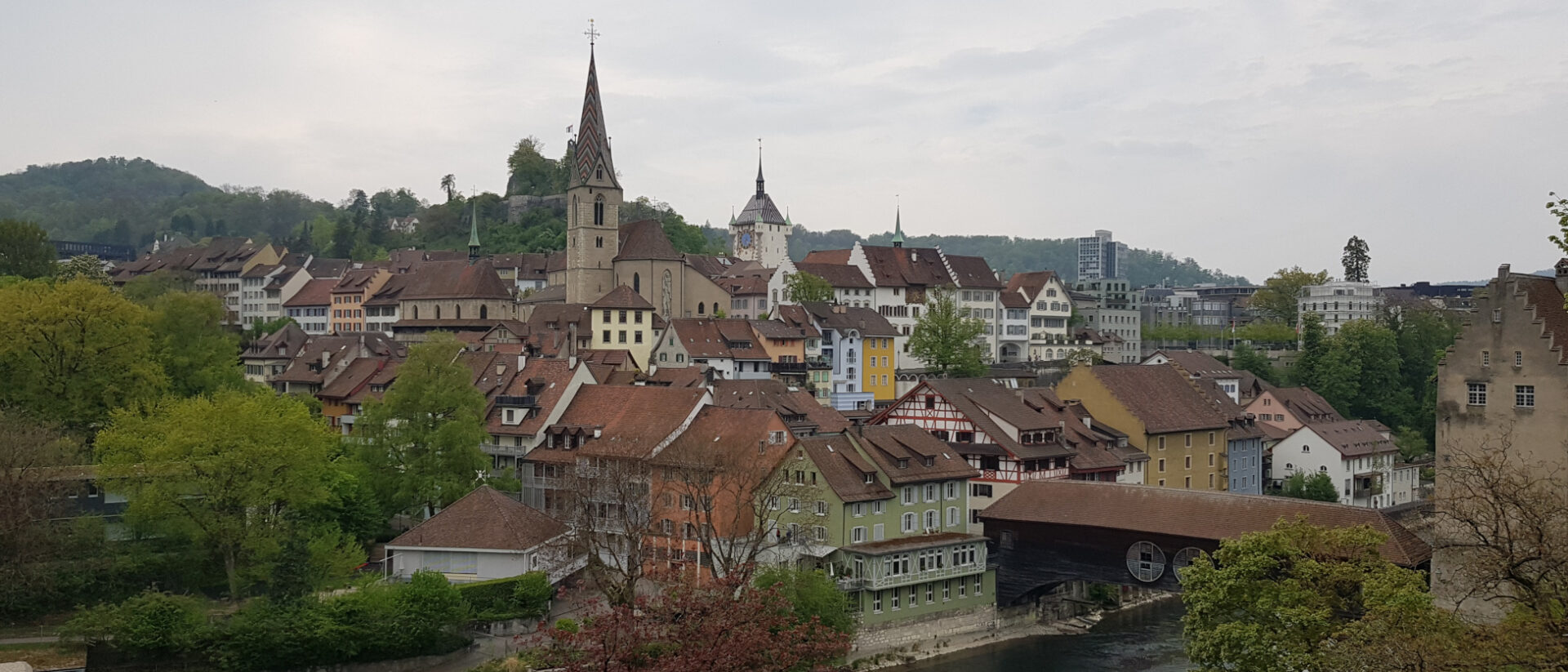 Baden AG mit Blick auf die Stadtkirche Maria Himmelfahrt (l).