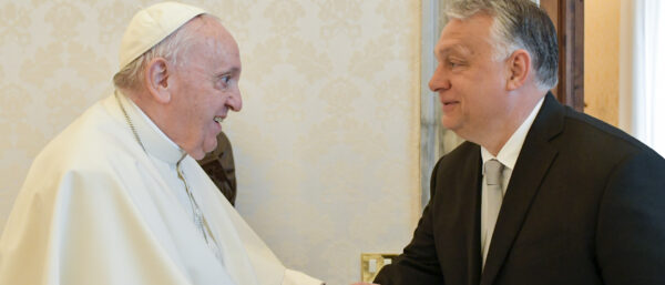 Papst Franziskus begrüsst Viktor Orban. | KNA