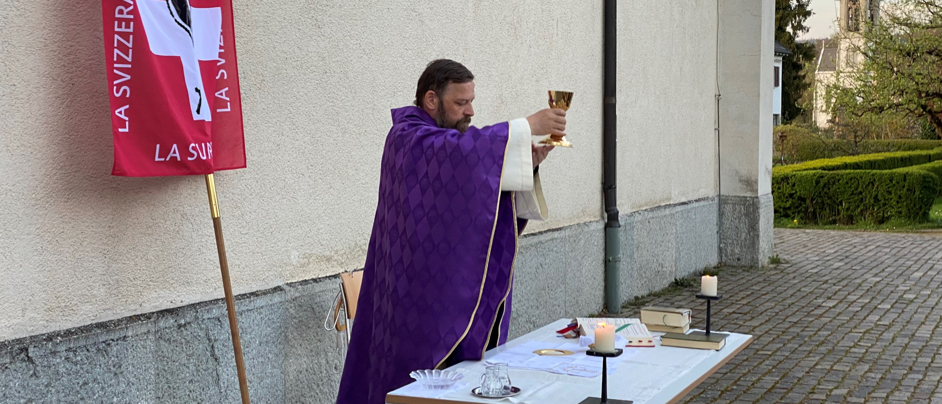 Pater Adam Serafin feiert eine Messe vor der Kirche in Gebenstorf.