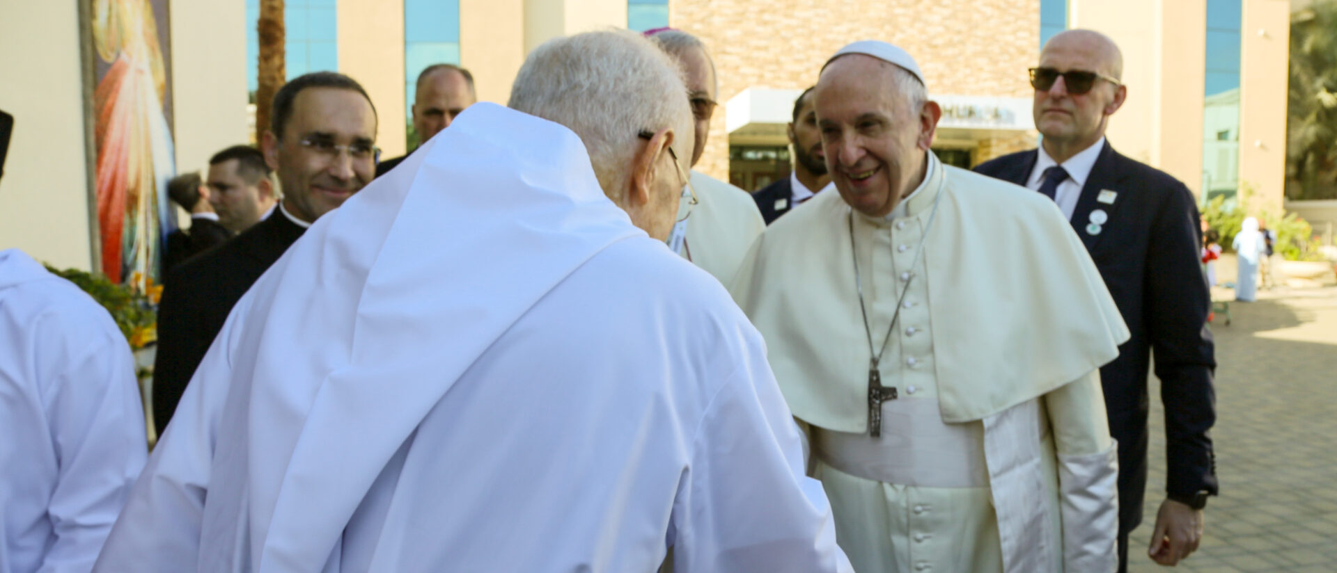 Papst Franziskus schüttelt die Hand von Gandolf Wild.
