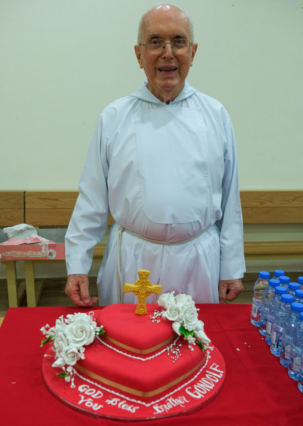 Torte mit Kreuz: "Gott segne dich", steht auf dem Geburtstagskuchen für Gandolf Wild.