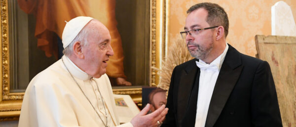 Papst Franziskus und Andrij Jurash, Botschafter der Ukraine beim Heiligen Stuhl im April 2022 | © KNA