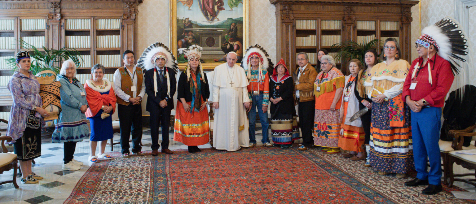 Papst und Indigene aus Kanada | © KNA