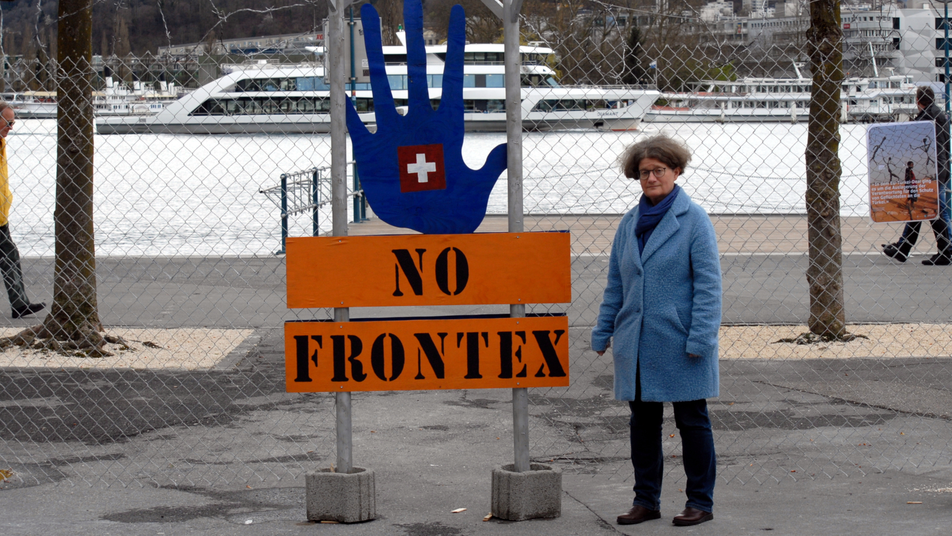 Die Theologin Nicola Neider Ammann steht vor dem Grenzzaun von "No Frontex" in Luzern.