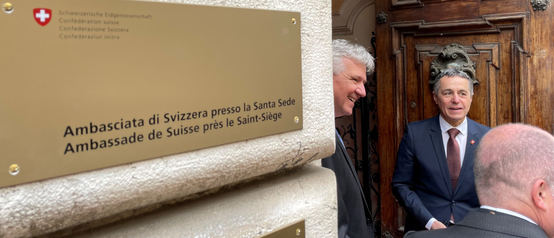 Botschafter Denis Knobel (l.) und Bundespräsident Ignazio Cassis vor der neuen Botschaft in Rom.