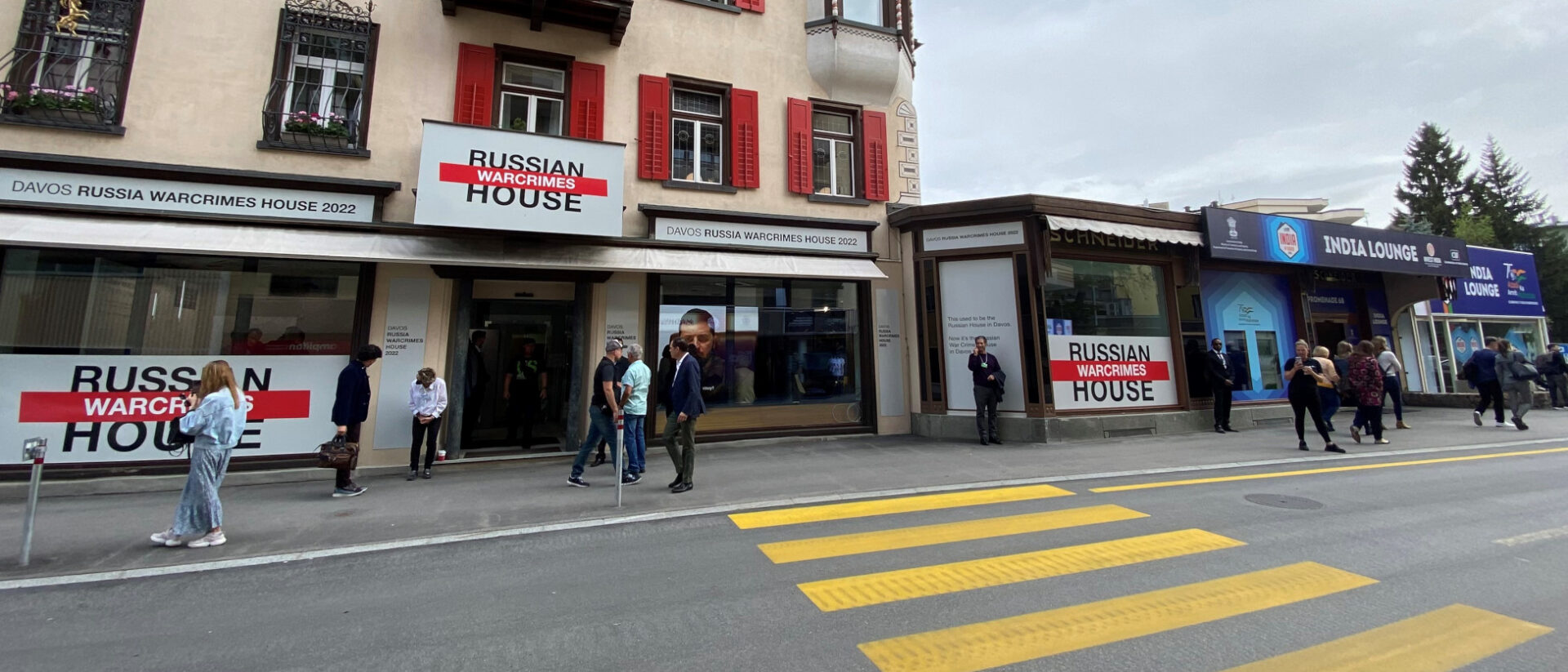 Das "Russian Warcrimes House" macht während des WEF in Davos auf Putins Kriegsverbrechen aufmerksam.