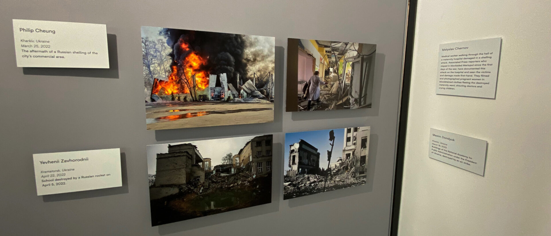 Mai 2022: Eine Ausstellung in Davos zeigt Gewalt und Zerstörung in Charkiw und Kramatorak.