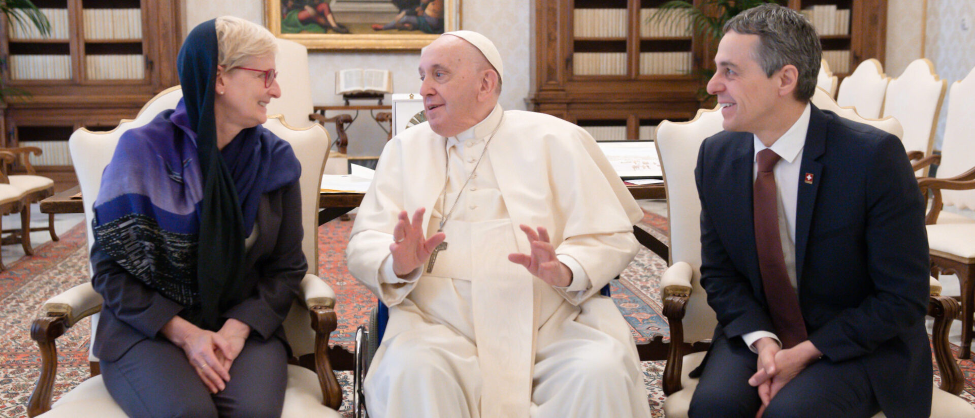 Papst Franziskus und Ignazio Cassis (r.), Bundespräsident der Schweiz, mit seiner Frau Paola Rodoni Cassis (l.), am 6. Mai 2022 im Vatikan.