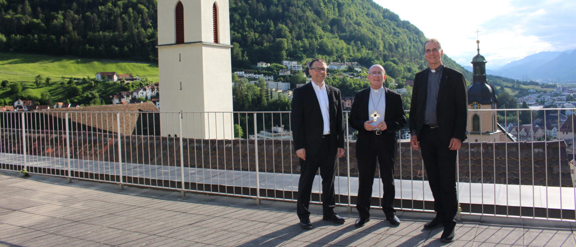 Bischof Joseph Maria (Mitte) stellt Daniel Krieg (l) als neuen Regens des Priesterseminars St.Luzi in Chur vor und dankt Martin Rohrer (r) für die geleisteten Dienste.