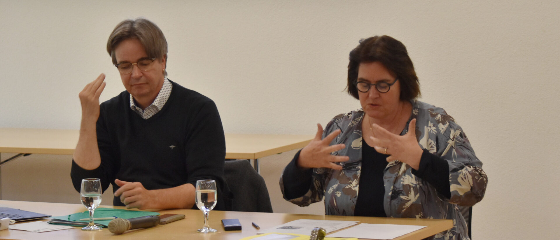 Der Direktor des Medienzentrums, Charles Martig, und Sibylle Hardegger, Radio- und Fernsehbeauftragte.