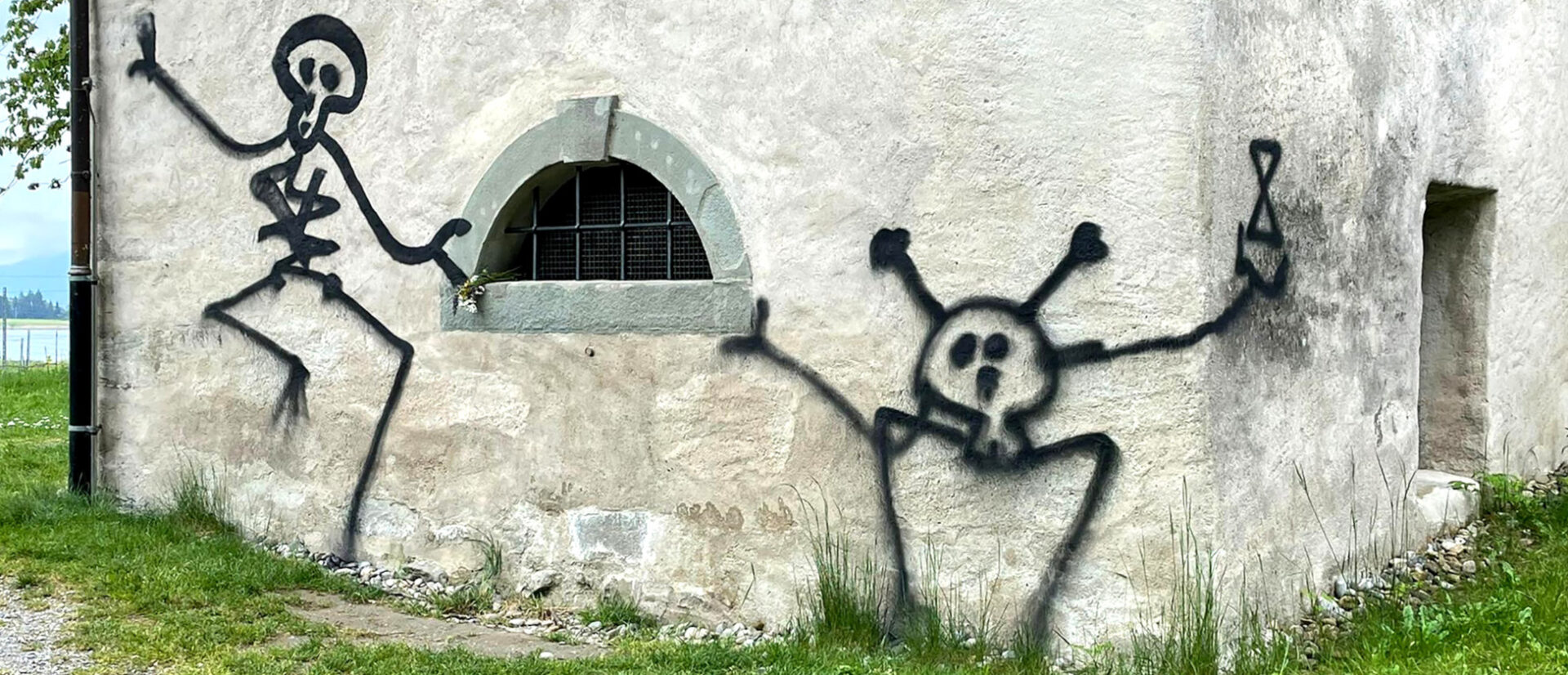 Das jüngste Werk von Harald Naegeli:
Strichmännchen an der Wand des
Beinhauses der Kirche St. Peter und Paul.