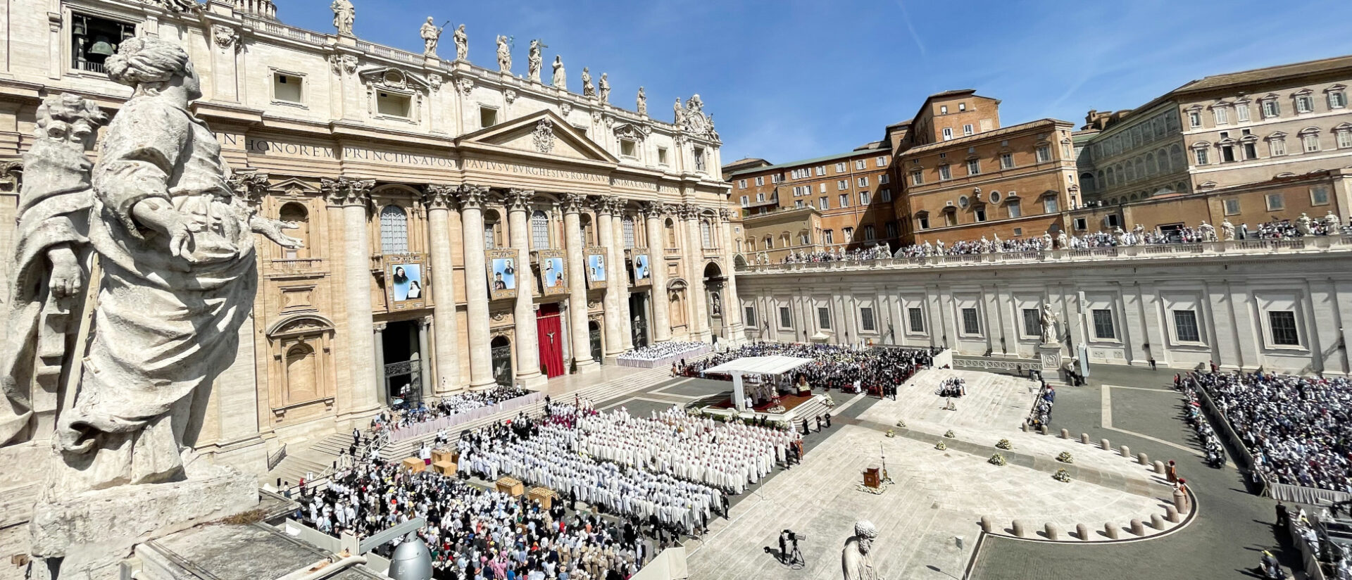 Eine Heiligsprechung vor dem Petersdom am 15. Mai 2022.