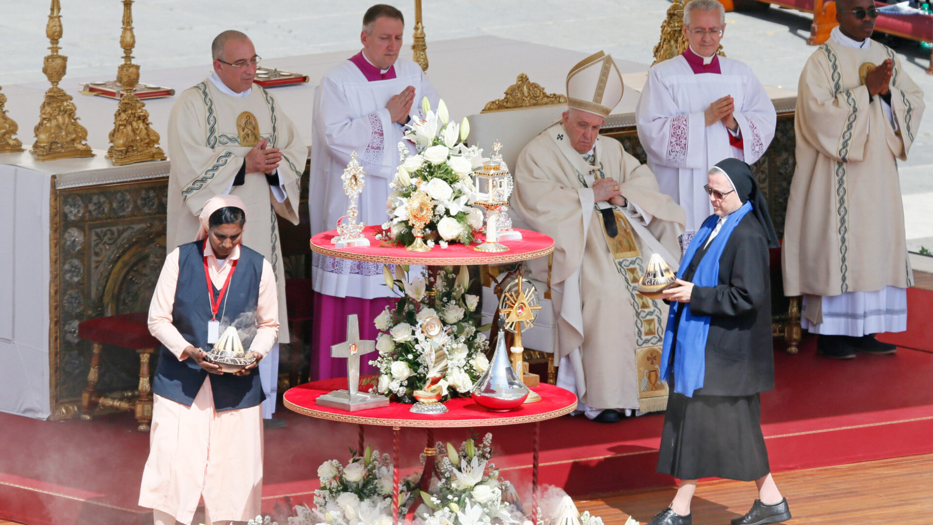 Ordensschwestern bringen Reliquien der der Heiligen.