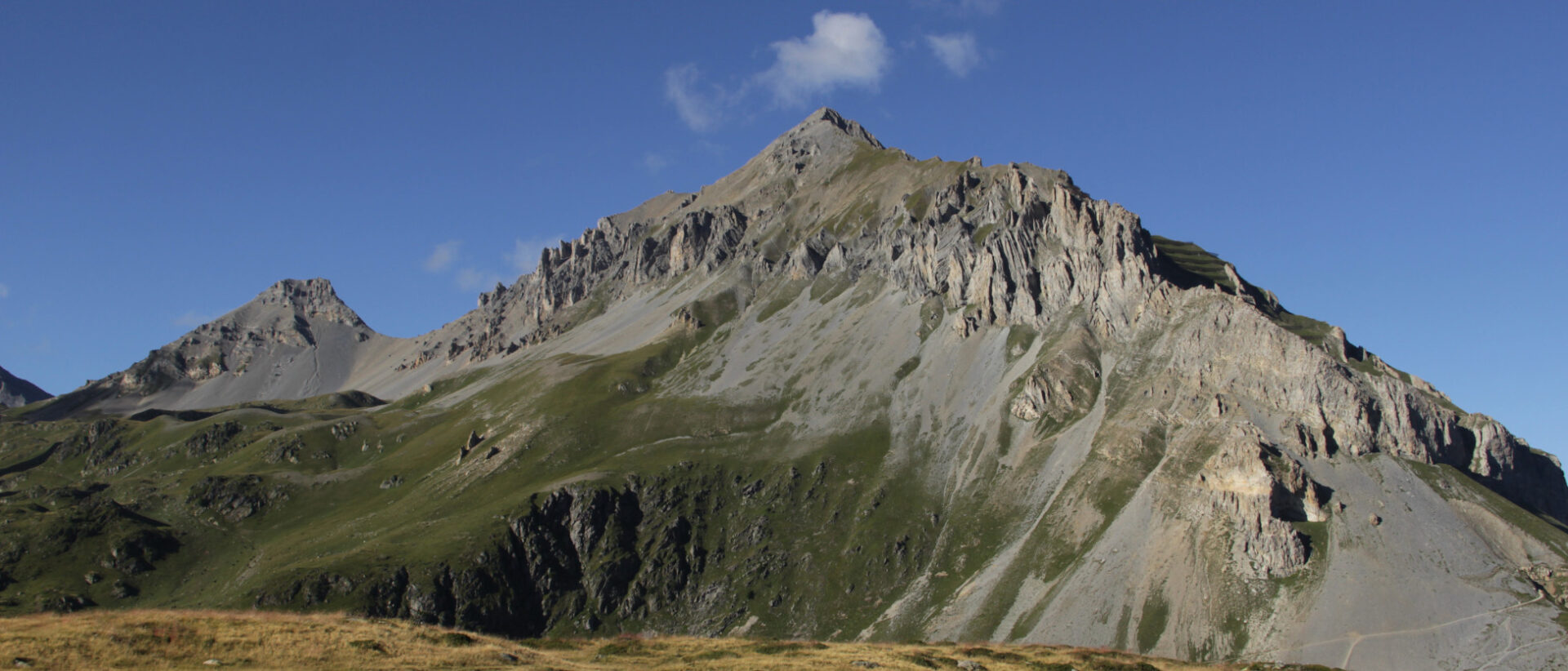 Der Grand Chavalard hat eine Höhe von 2899 m und liegt nordöstlich des Dent de Fully.